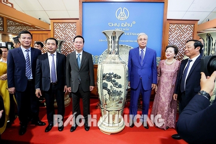 VIDEO: Chủ tịch nước Võ Văn Thưởng và Tổng thống Kazakhstan thăm Công ty CP Gốm Chu Đậu 